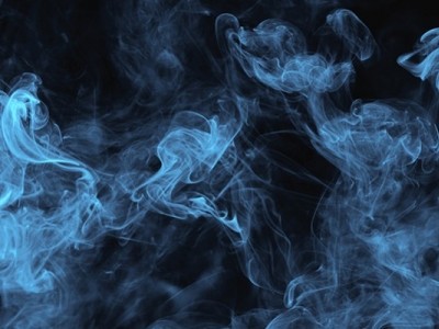 Cigarette électronique : la vapeur laisse-t-elle une odeur ?